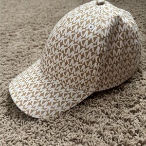 Michael Kors Ladies Cap 💙